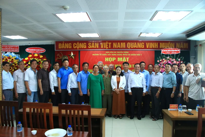 Ban Liên lạc truyền thống ngành Tổ chức xây dựng Đảng Miền và Quân khu 7 họp mặt
