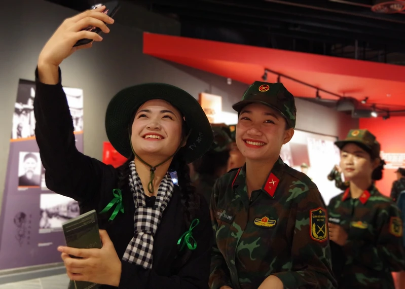 Hai chị em cùng viết khúc quân hành
