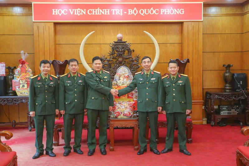 Thiếu tướng Phạm Anh Tuấn, thừa uỷ quyền Bộ Tư lệnh Quân khu 7 thăm và chúc Tết các đơn vị Bộ Quốc phòng và cơ quan Báo chí tại Thủ đô Hà Nội