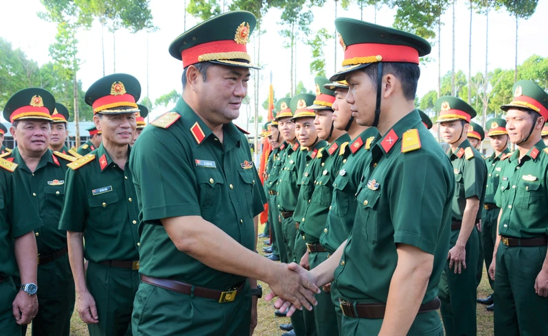 Trung tướng Lê Xuân Thế, Tư lệnh Quân khu dự Lễ chào cờ đầu năm tại Sư đoàn 302