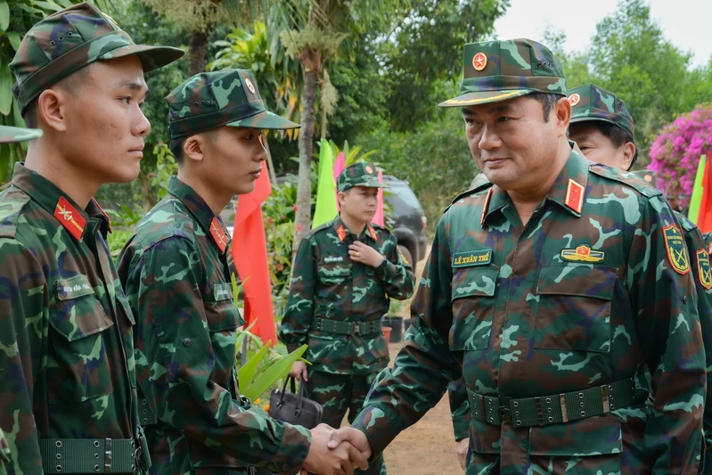 Tư lệnh Quân khu 7 thăm, động viên cán bộ, chiến sĩ các chốt tại Trường bắn Quốc gia khu vực 3