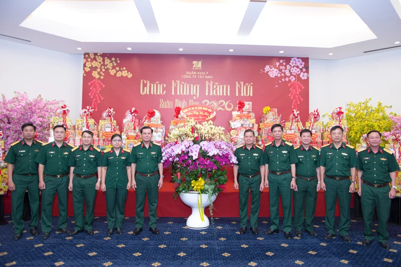 Thiếu tướng Đặng Văn Lẫm, Phó Tư lệnh Quân khu thăm, chúc Tết Công ty Tây Nam 