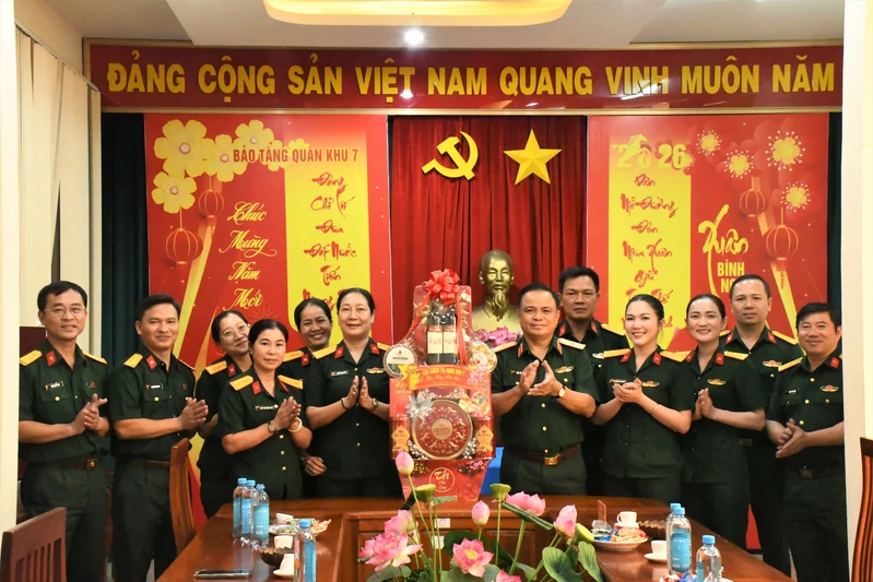 Thiếu tướng Trần Đức Thắng chúc mừng Ngày truyền thống và chúc Tết Bảo tàng Quân khu