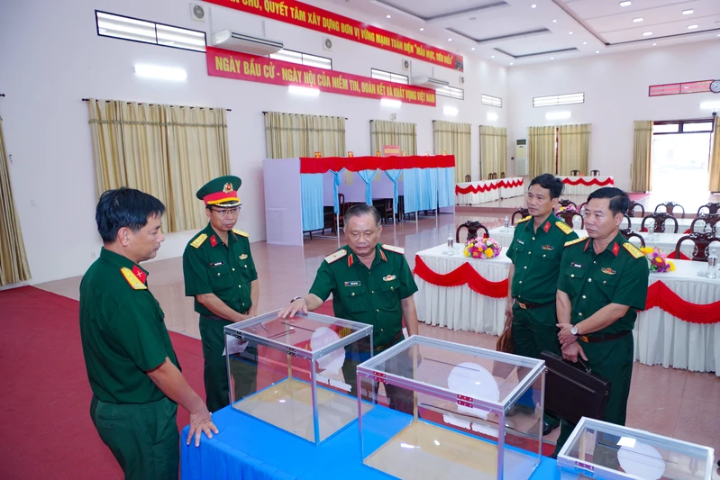 Thiếu tướng Trần Chí Tâm kiểm tra công tác chuẩn bị bầu cử tại các đơn vị