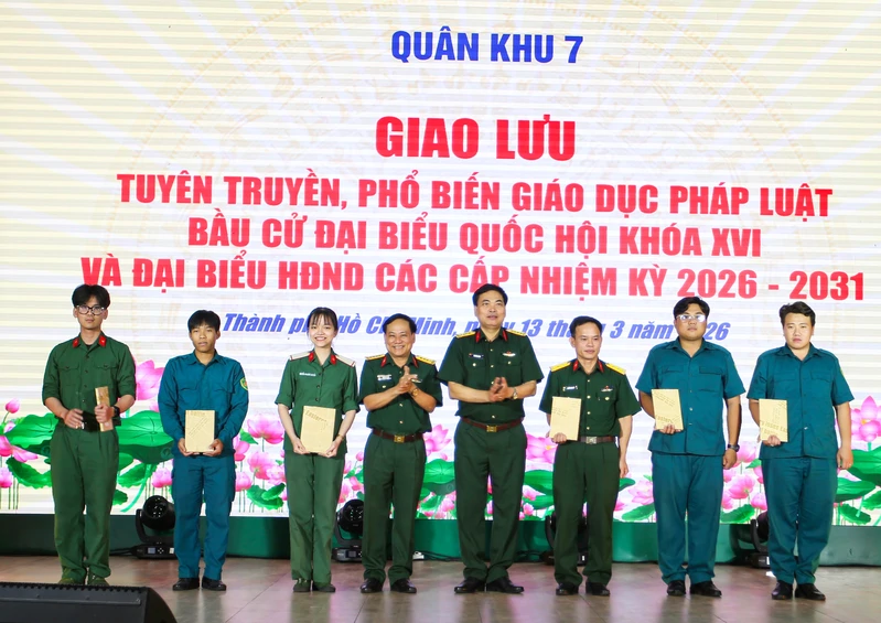 Quân khu 7 tổ chức giao lưu tuyên truyền, phổ biến giáo dục pháp luật về bầu cử Quốc hội khóa XVI và đại biểu HĐND các cấp nhiệm kỳ 2026 - 2031