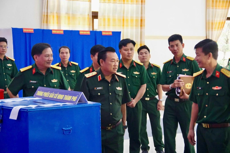 Thủ trưởng Bộ Tư lệnh Quân khu kiểm tra công tác chuẩn bị bầu cử tại Khối Cơ quan Quân khu.