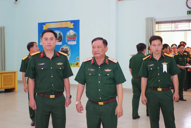 Thiếu tướng Trần Chí Tâm kiểm tra công tác bầu cử tại các đơn vị