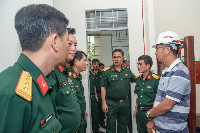Thiếu tướng Lê Xuân Bình kiểm tra Trường Thiếu sinh quân miền Nam