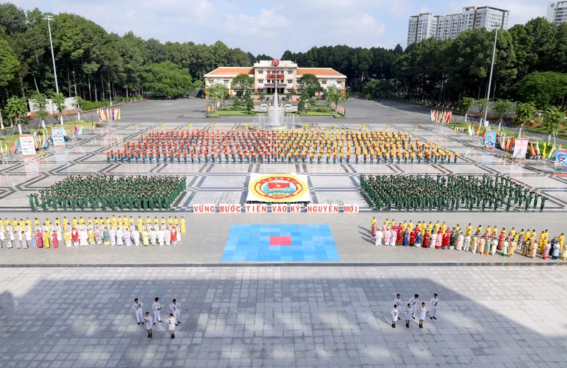 Gần 3.000 cán bộ, chiến sĩ LLVT Quân khu 7 tham gia đồng diễn nghệ thuật “Vững bước dưới cờ Đảng quang vinh”