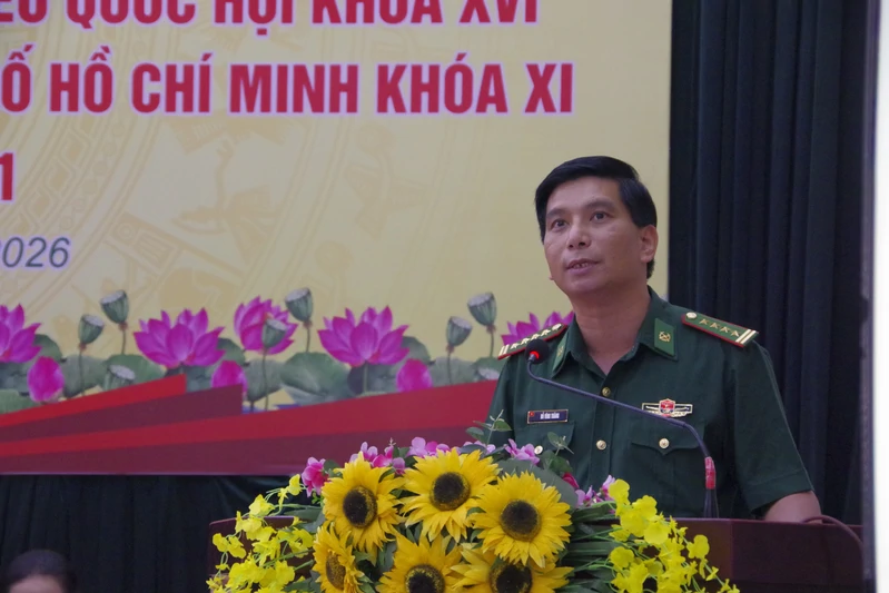Đại tá Đỗ Vĩnh Thăng, Phó Chính ủy Bộ Tư lệnh Thành phố Hồ Chí Minh tiếp xúc cử tri tiến tới bầu cử Hội đồng Nhân dân Thành phố Hồ Chí Minh khóa XI