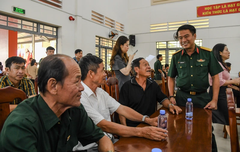 Đại tá Nguyễn Tấn Linh, Phó Tư lệnh Quân khu 7 tiếp xúc cử tri tại xã Long Phước