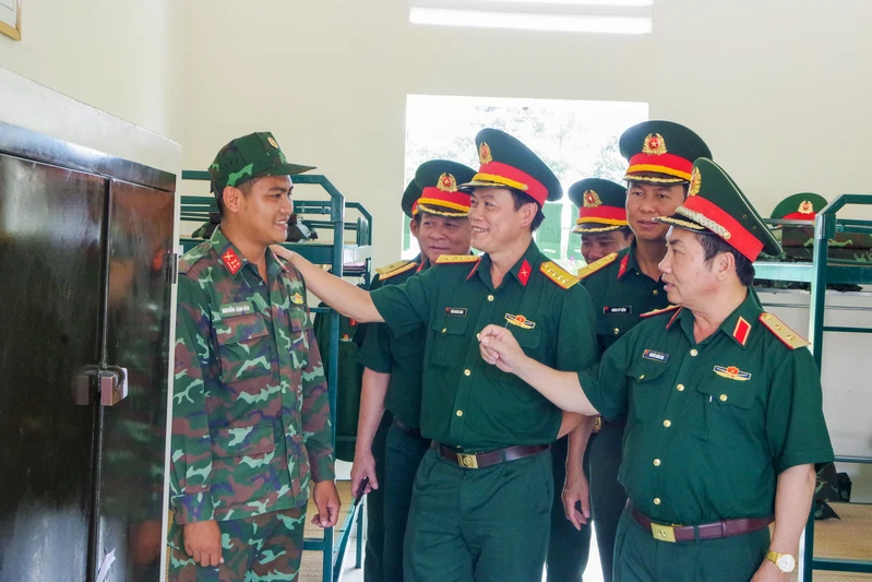 Trường Sĩ quan Lục quân 2 khảo sát, nắm chất lượng học viên thực tập và đội ngũ cán bộ công tác tại Sư đoàn 5
