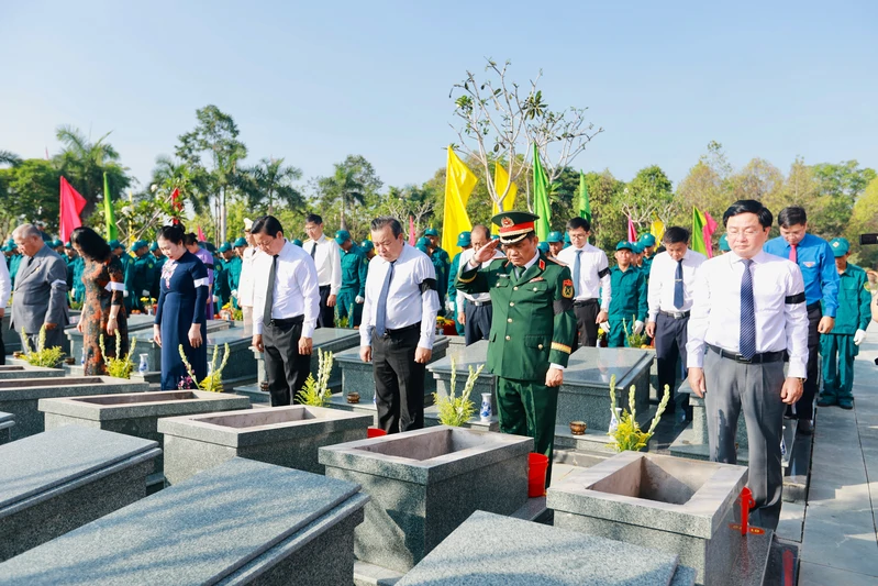 Tỉnh Tây Ninh truy điệu và an táng 158 hài cốt liệt sĩ tại Nghĩa trang Vĩnh Hưng - Tân Hưng
