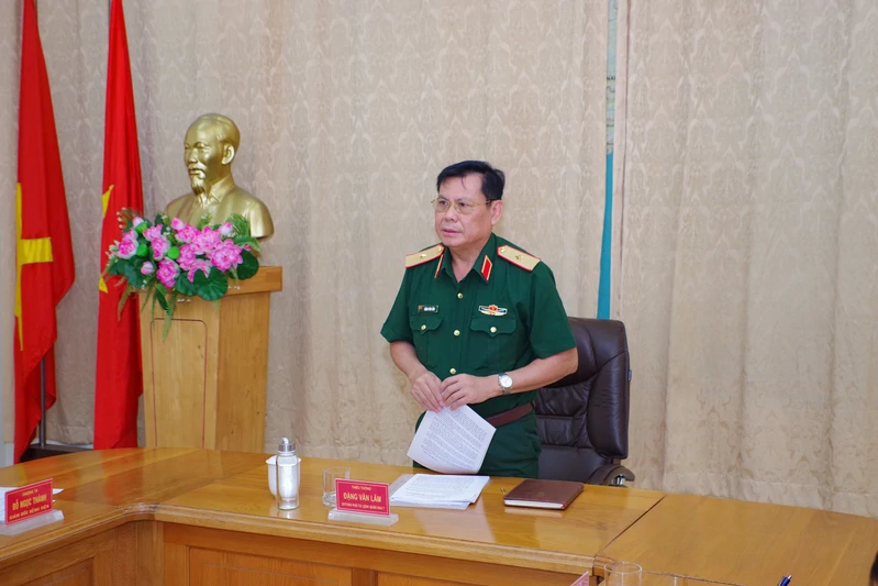 Thiếu tướng Đặng Văn Lẫm kiểm tra việc thực hiện hồ sơ bệnh án điện tử tại Bệnh viện Quân y 7A