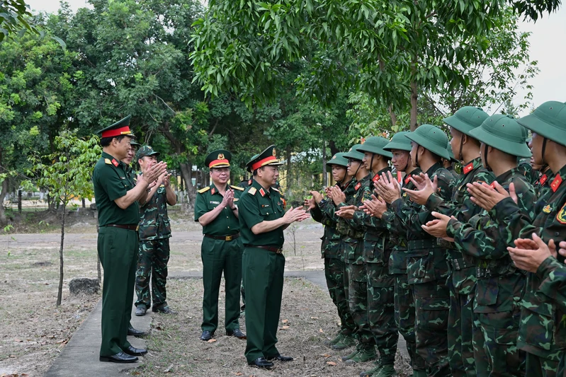 Thủ trưởng Tổng cục Hậu cần - Kỹ thuật động viên chiến sĩ mới Trường Sĩ quan Kỹ thuật Quân sự kiểm tra "3 tiếng nổ"
