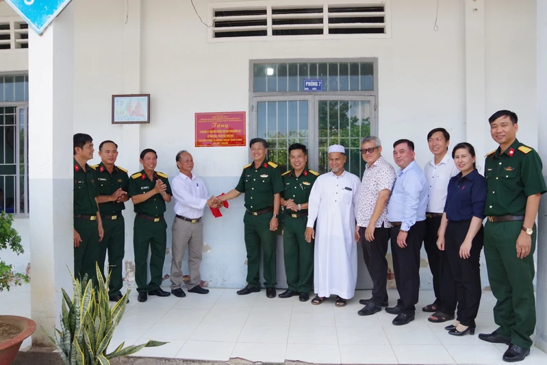 Khối Thi đua số 4 tặng phòng máy vi tính cho học sinh đồng bào Chăm