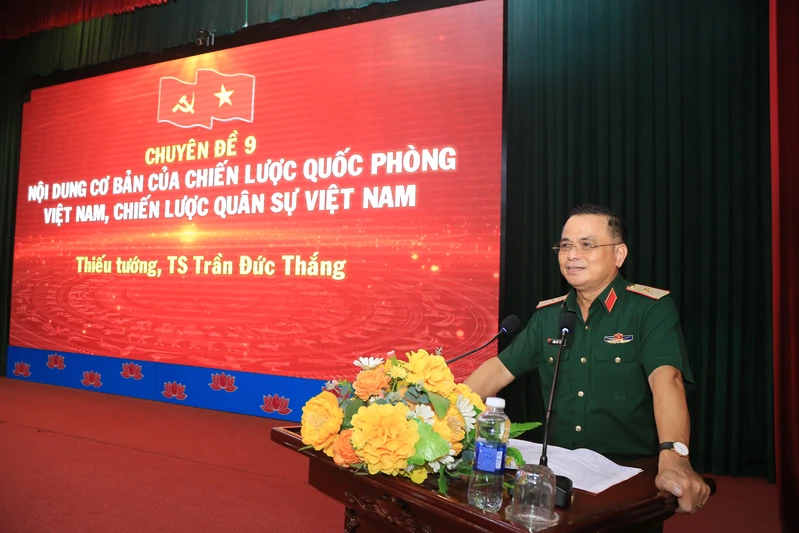 Thiếu tướng Trần Đức Thắng giới thiệu chuyên đề chiến lược quốc phòng cho các học viên Khóa 115