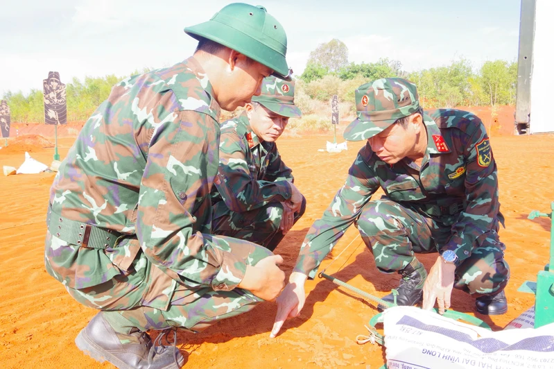 Quân khu 7 kiểm tra công tác chuẩn bị kiểm tra “3 tiếng nổ” tại các đơn vị huấn luyện chiến sĩ mới Bộ CHQS tỉnh Lâm Đồng
