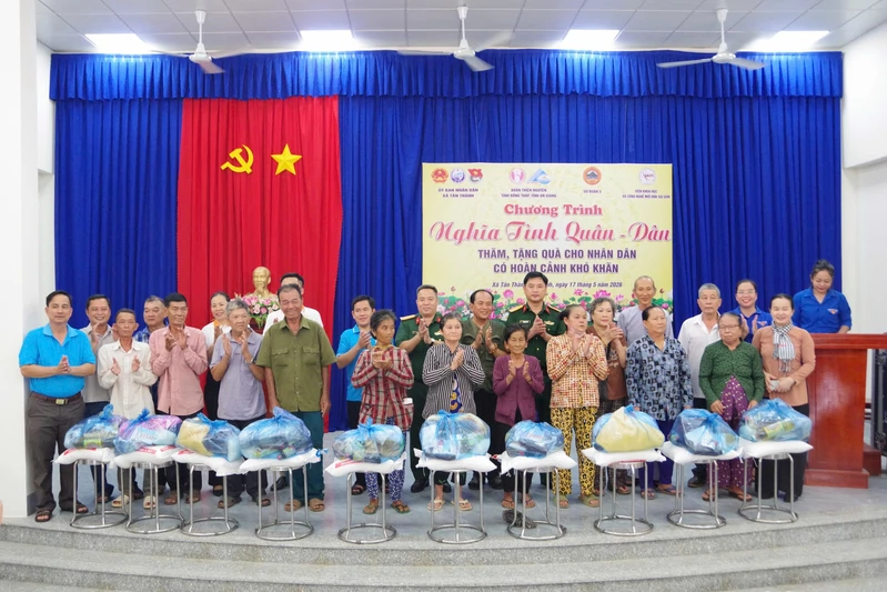 Sư đoàn 5 trao quà cho người dân khó khăn vùng biên giới Tây Ninh