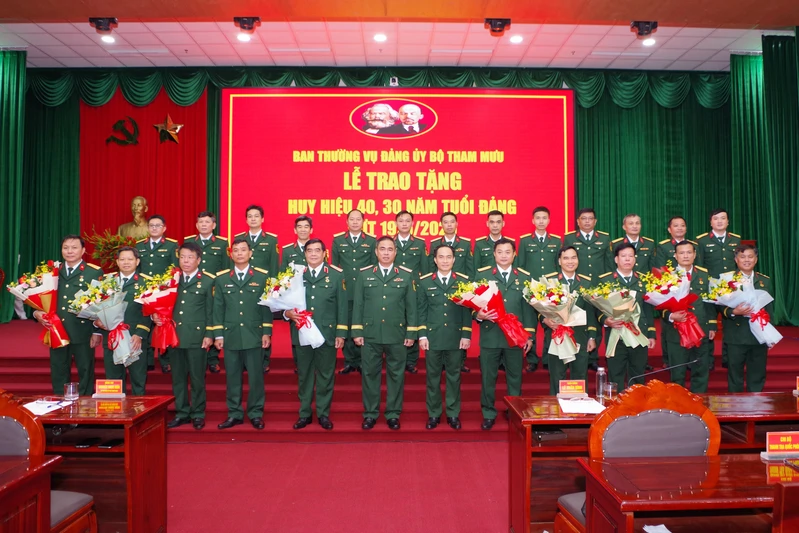 Ban Thường vụ Đảng ủy Bộ Tham mưu: Trao Huy hiệu 30, 40 năm tuổi Đảng