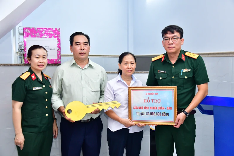 Xí nghiệp May, Cục Hậu cần – Kỹ thuật Quân khu trao “Nhà tình nghĩa Quân – Dân”