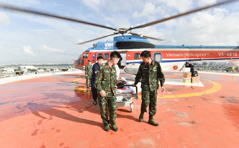 Bệnh viện Quân y 175 đưa 2 người bệnh nguy kịch từ Trường Sa về đất liền điều trị