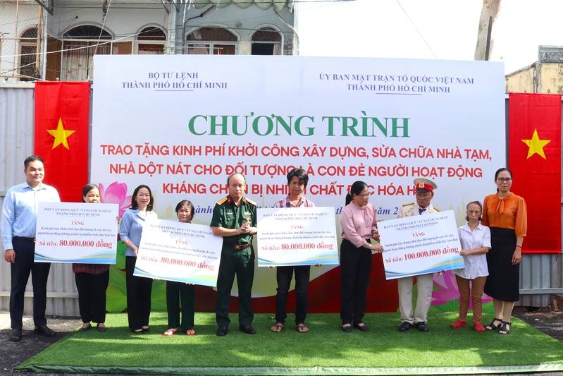 Bộ Tư lệnh TPHCM khởi công xây dựng, sửa chữa nhà tạm, nhà dột nát cho đối tượng chính sách
