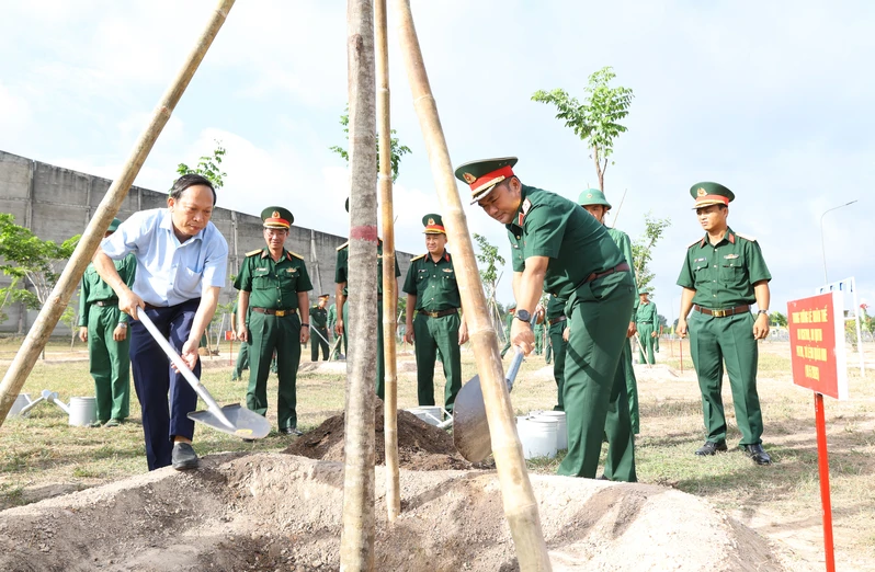 Trung tướng Lê Xuân Thế dự Lễ phát động trồng cây “Đời đời nhớ ơn Bác Hồ” tại Sư đoàn 5