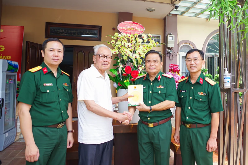 Cục Chính trị Quân khu chúc mừng Trung tướng, Anh hùng LLVT Nhân dân Lê Thành Tâm nhận Huy hiệu 65 năm tuổi Đảng
