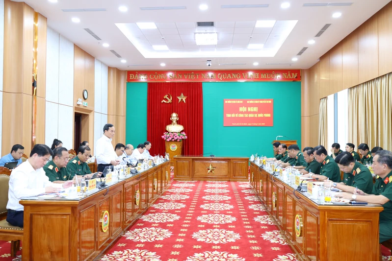 Ban Thường vụ Đảng ủy Quân khu 7 và Ban Thường vụ Thành ủy Thành phố Hồ Chí Minh trao đổi về công tác quân sự, quốc phòng 