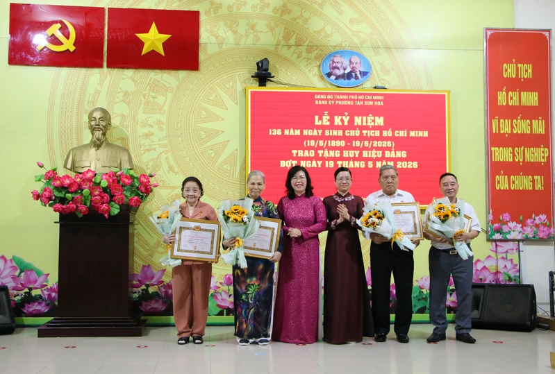 Phường Tân Sơn Hòa trao tặng Huy hiệu 80 năm tuổi Đảng
