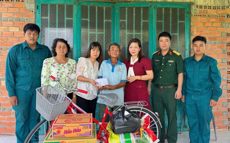 Ban CHQS xã An Ninh tặng quà cho con nạn nhân chất độc da cam
