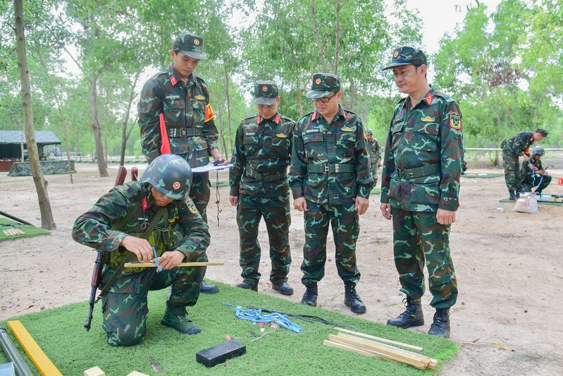 Chiến sĩ Lữ đoàn 77 thực hành đánh thuốc nổ