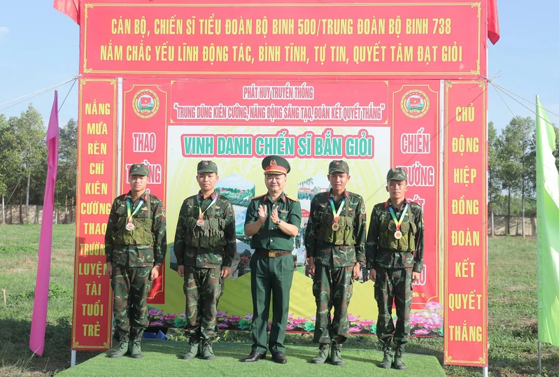 Chính ủy Bộ CHQS tỉnh Tây Ninh động viên chiến sĩ mới kiểm tra bắn đạn thật
