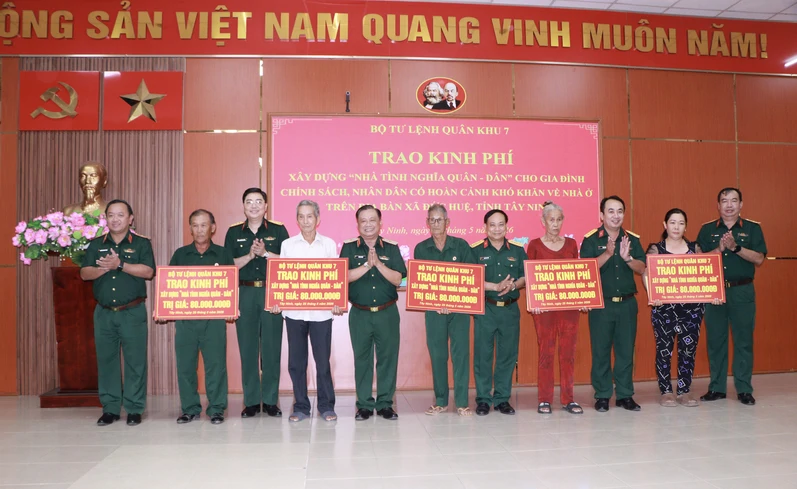 Quân khu 7 trao kinh phí xây dựng nhà "Tình nghĩa Quân – Dân” trên địa bàn xã Đức Huệ