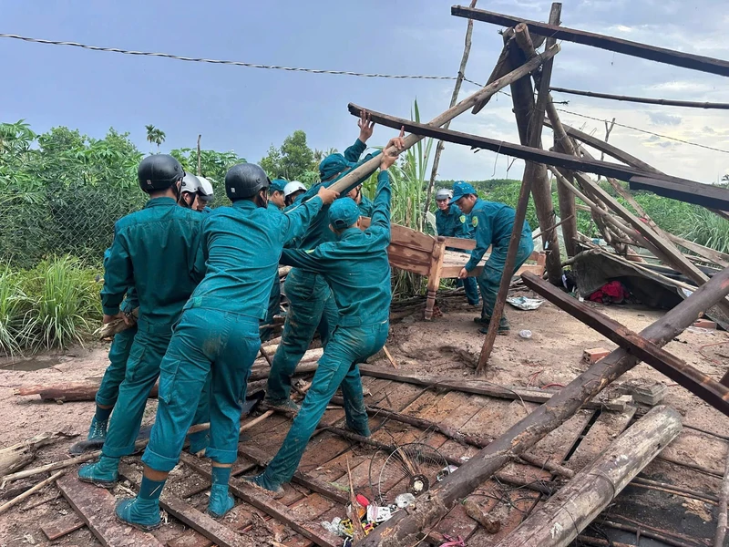 Ban CHQS xã Ninh Điền, tỉnh Tây Ninh giúp dân khắc phục hậu quả giông lốc