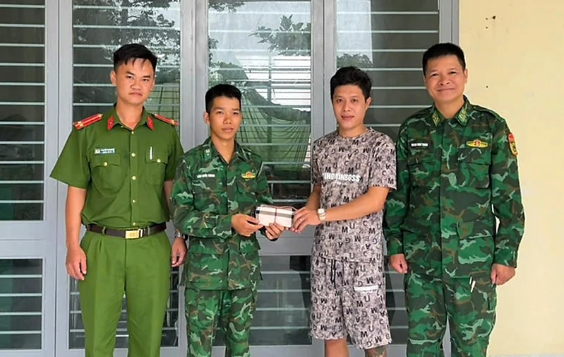Chiến sĩ Biên phòng nhặt được của rơi trả người đánh mất