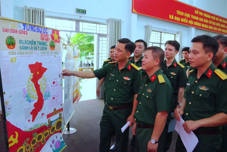 Hội thi báo tường chào mừng kỷ niệm 67 năm Ngày truyền thống Trung đoàn Gia Định 
