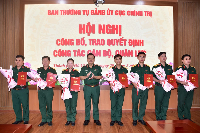 Cục Chính trị Quân khu 7 trao quyết định thăng quân hàm sĩ quan và nghỉ hưu đối với quân nhân chuyên nghiệp