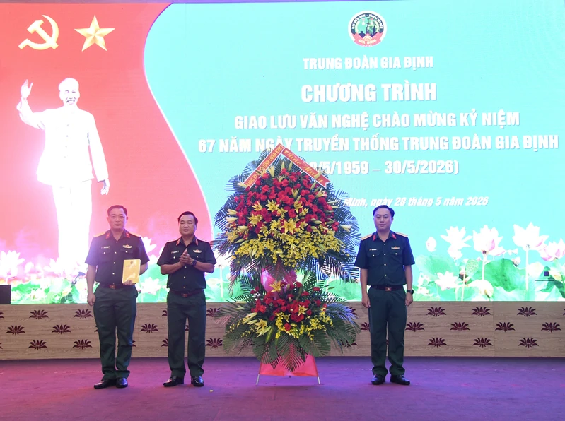 Trung đoàn Gia Định giao lưu kỷ niệm 67 năm Ngày truyền thống