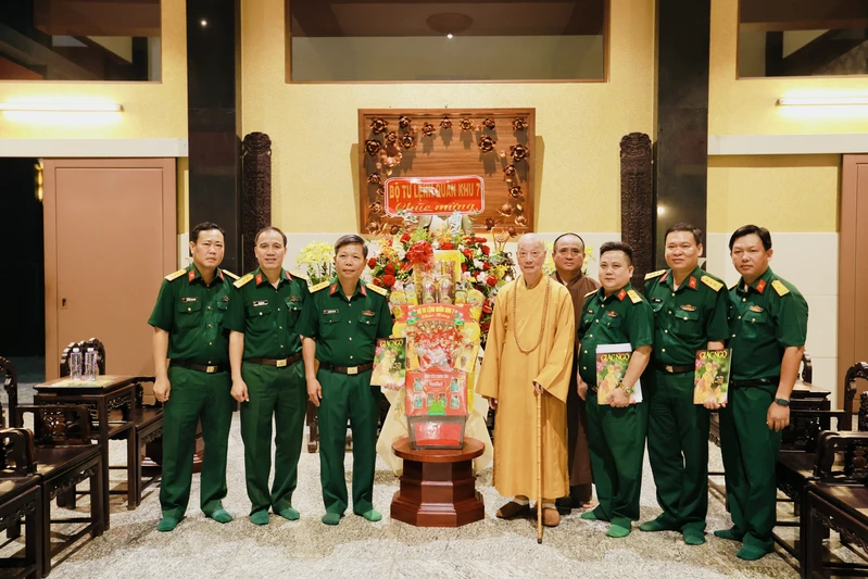 Quân khu 7 thăm, chúc mừng Đại lễ Phật đản Phật lịch 2570