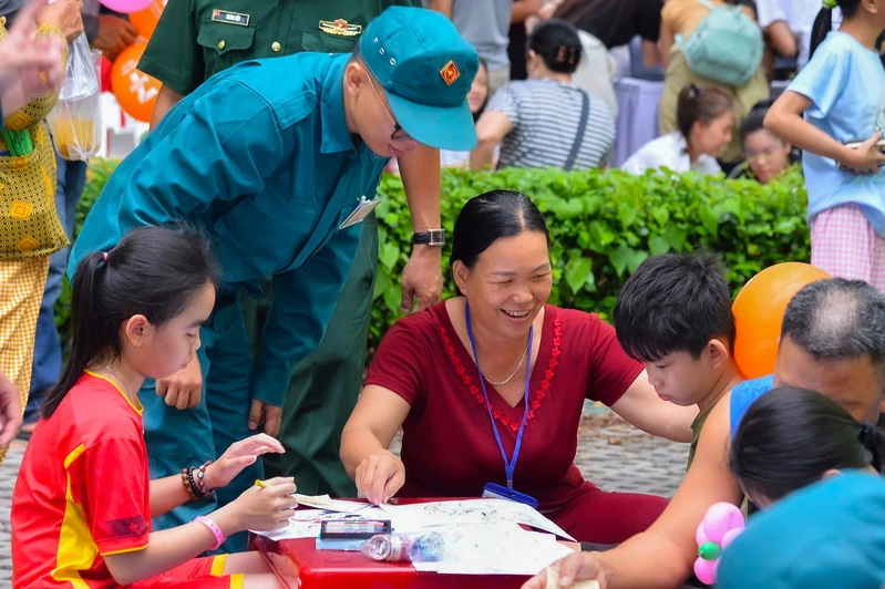 Ban Chỉ huy quân sự phường Xuân Hòa phối hợp tổ chức chương trình “Ngày hội tuổi thơ”.
