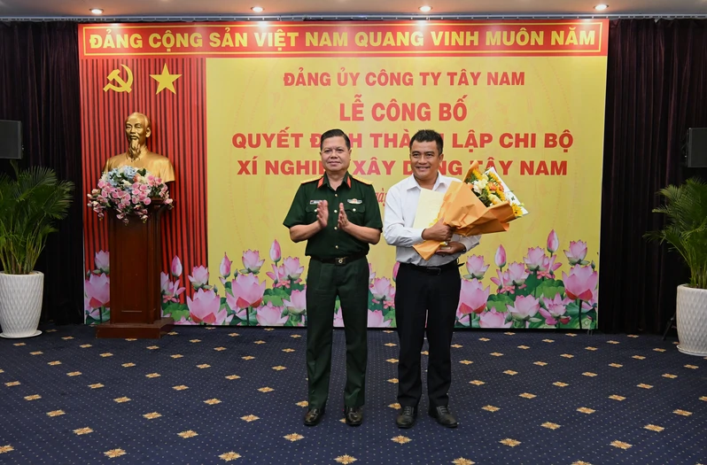 Công bố quyết định thành lập Chi bộ Xí nghiệp Xây dựng Tây Nam
