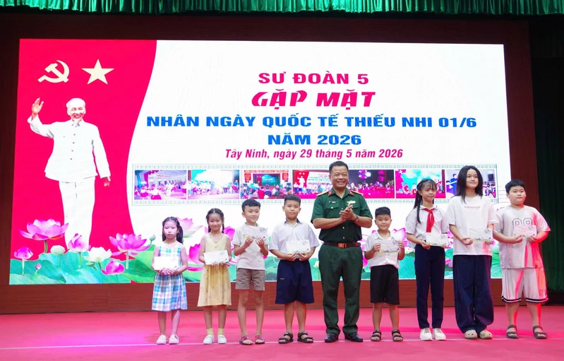 Sư đoàn 5 gặp mặt nhân ngày Quốc tế Thiếu nhi
