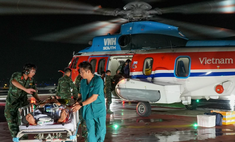 Y, bác sĩ Bệnh viện Quân y 175 kịp thời cấp cứu người bệnh ở Trường Sa