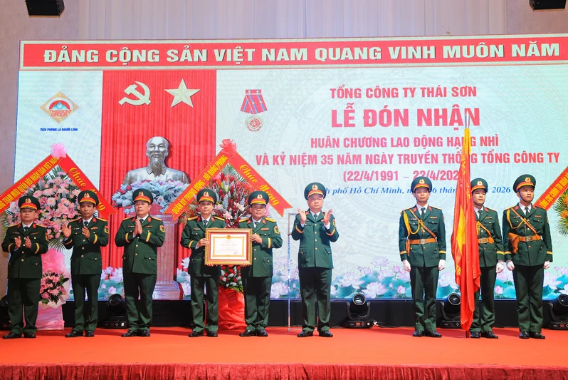 Tổng Công ty Thái Sơn đón nhận Huân chương Lao động hạng Nhì