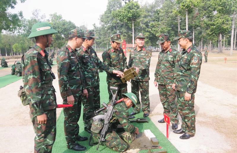 Quân đoàn 34 tổ chức tham quan, rút kinh nghiệm kiểm tra “3 tiếng nổ” chiến sĩ mới năm 2026
