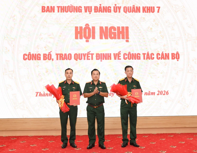 Ban Thường vụ Đảng ủy Quân khu 7 công bố, trao quyết định công tác cán bộ