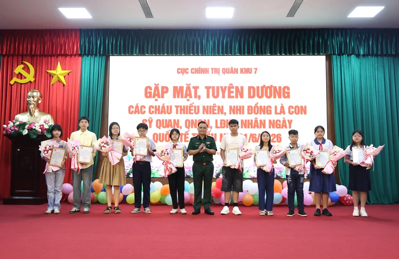 Cục Chính trị Quân khu gặp mặt, tuyên dương các cháu thiếu niên, nhi đồng 