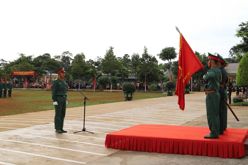 Chiến sĩ mới Trung đoàn 994A tự hào tuyên thệ dưới Quân kỳ Quyết thắng